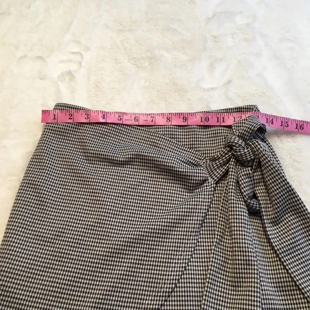 Akira skirt size small